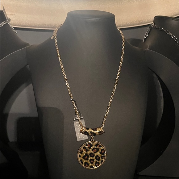Elegant Gold Leopard Pendant Necklace Set - Picture 1 of 3